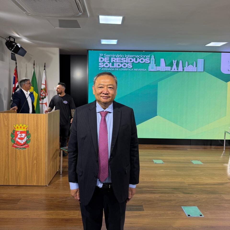 Fotografia vertical de Julio C. H. Kawano, representante da CPNCBC, durante o 3º Seminário Internacional de Resíduos Sólidos em São Paulo.